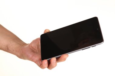 İnsan eli, avucunda boş bir krom ekran olan modern bir akıllı telefonu tutar. Teknoloji ve reklam kavramı. Ayrıntılı yakın çekim stüdyo çekimi soyut beyaz arka planda izole