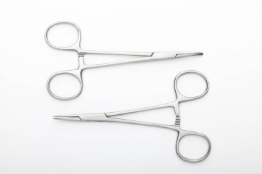 Çelik cerrahi aletler ve laboratuvar ekipmanları beyaz arka planda izole edilmiş. Profesyonel klinik aletleri. Tıbbi, cerrahi, ambulans ve veteriner konsepti. Yumuşak seçici odaklı yakın plan