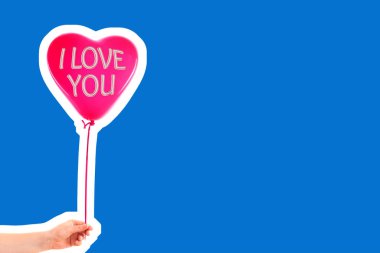 Kadın eli kırmızı kauçuk, şişme kalp şeklinde balon tutuyor. Aşk, ilişki, sevgililer günü ve doğum günü kutlaması konsepti. Boş kopya alanı olan dergi tarzı moda kolajı