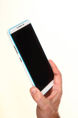 İnsan eli, avucunda boş bir krom ekran olan modern bir akıllı telefonu tutar. Teknoloji ve reklam kavramı. Ayrıntılı yakın çekim stüdyo çekimi soyut beyaz arka planda izole