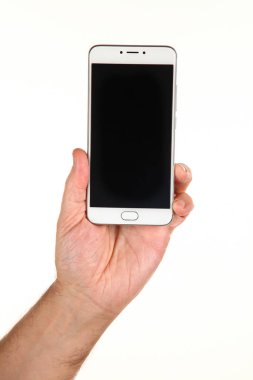 İnsan eli, avucunda boş bir krom ekran olan modern bir akıllı telefonu tutar. Teknoloji ve reklam kavramı. Ayrıntılı yakın çekim stüdyo çekimi soyut beyaz arka planda izole