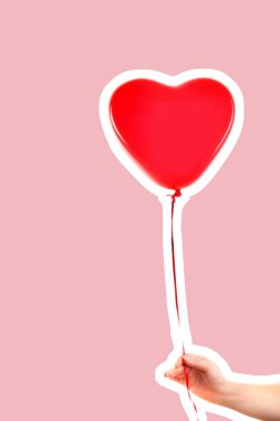 Kadın eli kırmızı kauçuk, şişme kalp şeklinde balon tutuyor. Aşk, ilişki, sevgililer günü ve doğum günü kutlaması konsepti. Boş kopya alanı olan dergi tarzı moda kolajı