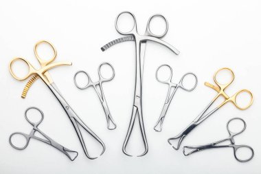 Çelik cerrahi aletler ve laboratuvar ekipmanları beyaz arka planda izole edilmiş. Profesyonel klinik aletleri. Tıbbi, cerrahi, ambulans ve veteriner konsepti. Yumuşak seçici odaklı yakın plan