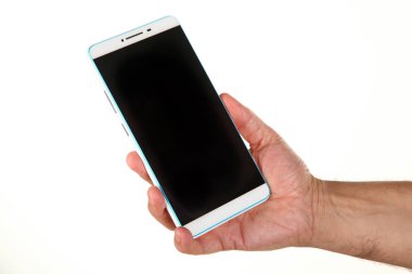 İnsan eli, avucunda boş bir krom ekran olan modern bir akıllı telefonu tutar. Teknoloji ve reklam kavramı. Ayrıntılı yakın çekim stüdyo çekimi soyut beyaz arka planda izole