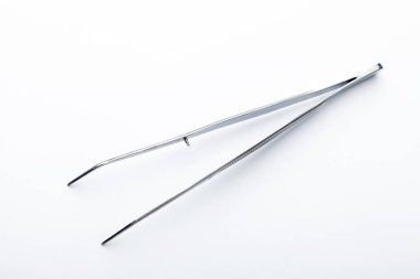 Çelik cerrahi aletler ve laboratuvar ekipmanları beyaz arka planda izole edilmiş. Profesyonel klinik aletleri. Tıbbi, cerrahi, ambulans ve veteriner konsepti. Yumuşak seçici odaklı yakın plan