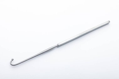 Çelik cerrahi aletler ve laboratuvar ekipmanları beyaz arka planda izole edilmiş. Profesyonel klinik aletleri. Tıbbi, cerrahi, ambulans ve veteriner konsepti. Yumuşak seçici odaklı yakın plan