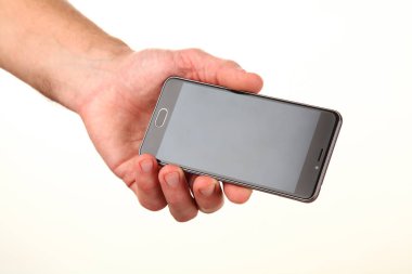 İnsan eli, avucunda boş bir krom ekran olan modern bir akıllı telefonu tutar. Teknoloji ve reklam kavramı. Ayrıntılı yakın çekim stüdyo çekimi soyut beyaz arka planda izole