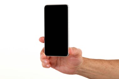 İnsan eli, avucunda boş bir krom ekran olan modern bir akıllı telefonu tutar. Teknoloji ve reklam kavramı. Ayrıntılı yakın çekim stüdyo çekimi soyut beyaz arka planda izole