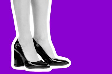 Bayan giysi ayakkabısı. Yüksek topuklu ayakkabı giyen uzun ince kadın bacakları. Fotokopi alanı olan moda modeli. Klasik ve günlük kıyafet konsepti. Ayrıntılı yakın çekim stüdyo çekimi. Dergi tarzı moda kolajı