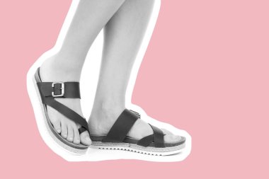 Bayan giysi ayakkabısı. Deri sandalet giyen uzun ince kadın bacakları. Fotokopi alanı olan moda modeli. Klasik ve günlük kıyafet konsepti. Ayrıntılı yakın çekim stüdyo çekimi. Dergi tarzı moda kolajı