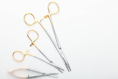 Çelik cerrahi aletler ve laboratuvar ekipmanları beyaz arka planda izole edilmiş. Profesyonel klinik aletleri. Tıbbi, cerrahi, ambulans ve veteriner konsepti. Yumuşak seçici odaklı yakın plan