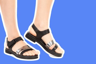 Bayan giysi ayakkabısı. Deri sandalet giyen uzun ince kadın bacakları. Fotokopi alanı olan moda modeli. Klasik ve günlük kıyafet konsepti. Detaylı yakın çekim stüdyo çekimi Magazin tarzı moda kolajı