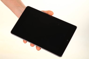 İnsan eli, avucunda boş bir krom ekran olan modern bir akıllı telefonu tutar. Teknoloji ve reklam kavramı. Ayrıntılı yakın çekim stüdyo çekimi soyut beyaz arka planda izole