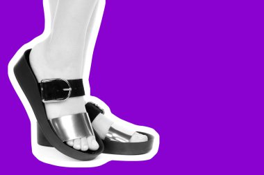 Bayan giysi ayakkabısı. Deri sandalet giyen uzun ince kadın bacakları. Fotokopi alanı olan moda modeli. Klasik ve günlük kıyafet konsepti. Ayrıntılı yakın çekim stüdyo çekimi. Dergi tarzı moda kolajı