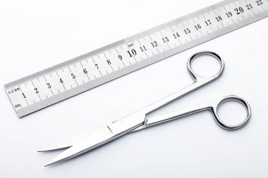 Çelik cerrahi aletler ve laboratuvar ekipmanları beyaz arka planda izole edilmiş. Profesyonel klinik aletleri. Tıbbi, cerrahi, ambulans ve veteriner konsepti. Yumuşak seçici odaklı yakın plan