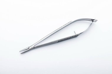 Çelik cerrahi aletler ve laboratuvar ekipmanları beyaz arka planda izole edilmiş. Profesyonel klinik aletleri. Tıbbi, cerrahi, ambulans ve veteriner konsepti. Yumuşak seçici odaklı yakın plan