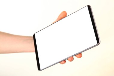 İnsan eli, avucunda boş bir krom ekran olan modern bir akıllı telefonu tutar. Teknoloji ve reklam kavramı. Ayrıntılı yakın çekim stüdyo çekimi soyut beyaz arka planda izole