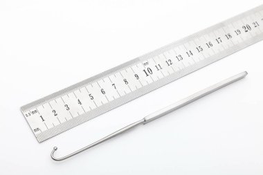 Çelik cerrahi aletler ve laboratuvar ekipmanları beyaz arka planda izole edilmiş. Profesyonel klinik aletleri. Tıbbi, cerrahi, ambulans ve veteriner konsepti. Yumuşak seçici odaklı yakın plan