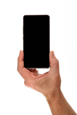 İnsan eli, avucunda boş bir krom ekran olan modern bir akıllı telefonu tutar. Teknoloji ve reklam kavramı. Ayrıntılı yakın çekim stüdyo çekimi soyut beyaz arka planda izole