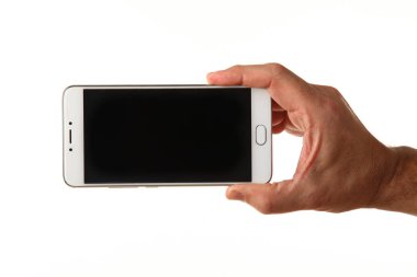 İnsan eli, avucunda boş bir krom ekran olan modern bir akıllı telefonu tutar. Teknoloji ve reklam kavramı. Ayrıntılı yakın çekim stüdyo çekimi soyut beyaz arka planda izole