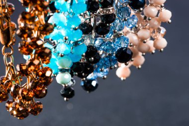 Güzel ve zarif el yapımı mücevher kolye ve renkli parlak boncuklar. Moda ve el işi aksesuarları. Soyut bulanık arkaplan üzerine yumuşak seçici odak ile sanat yakın plan