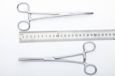 Çelik cerrahi aletler ve laboratuvar ekipmanları beyaz arka planda izole edilmiş. Profesyonel klinik aletleri. Tıbbi, cerrahi, ambulans ve veteriner konsepti. Yumuşak seçici odaklı yakın plan