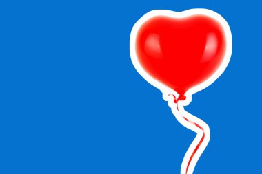 Kırmızı lastik şişme kalp şeklinde balon. Aşk, ilişki, sevgililer günü ve doğum günü kutlaması konsepti. Boş kopya alanı olan dergi tarzı moda kolajı