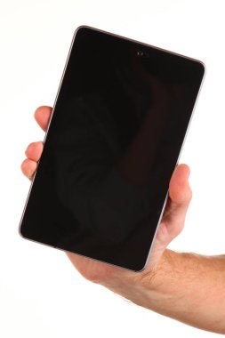 İnsan eli, avucunda boş bir krom ekran olan modern bir akıllı telefonu tutar. Teknoloji ve reklam kavramı. Ayrıntılı yakın çekim stüdyo çekimi soyut beyaz arka planda izole