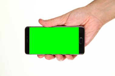 İnsan eli, avucunda boş bir krom ekran olan modern bir akıllı telefonu tutar. Teknoloji ve reklam kavramı. Ayrıntılı yakın çekim stüdyo çekimi soyut beyaz arka planda izole