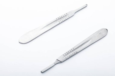 Çelik cerrahi aletler ve laboratuvar ekipmanları beyaz arka planda izole edilmiş. Profesyonel klinik aletleri. Tıbbi, cerrahi, ambulans ve veteriner konsepti. Yumuşak seçici odaklı yakın plan