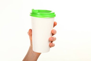 İnsan eli plastik kapaklı boş bir kahve fincanı tutar. Tek kullanımlık fincana çay ya da kahve konsepti. Metin veya logo için yeri ve yeri kopyala. Beyaz bir arkaplanda izole edilmiş