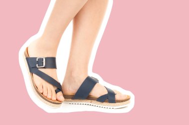 Bayan giysi ayakkabısı. Deri sandalet giyen uzun ince kadın bacakları. Fotokopi alanı olan moda modeli. Klasik ve günlük kıyafet konsepti. Ayrıntılı yakın çekim stüdyo çekimi. Dergi tarzı moda kolajı