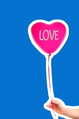 Kadın eli kırmızı kauçuk, şişme kalp şeklinde balon tutuyor. Aşk, ilişki, sevgililer günü ve doğum günü kutlaması konsepti. Boş kopya alanı olan dergi tarzı moda kolajı