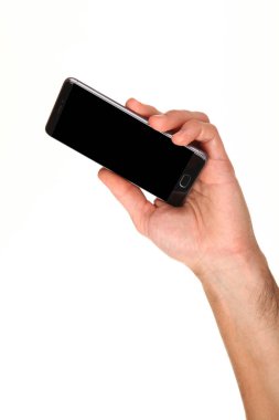 İnsan eli, avucunda boş bir krom ekran olan modern bir akıllı telefonu tutar. Teknoloji ve reklam kavramı. Ayrıntılı yakın çekim stüdyo çekimi soyut beyaz arka planda izole