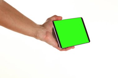İnsan eli, avucunda boş bir krom ekran olan modern bir akıllı telefonu tutar. Teknoloji ve reklam kavramı. Ayrıntılı yakın çekim stüdyo çekimi soyut beyaz arka planda izole