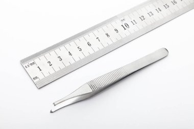 Çelik cerrahi aletler ve laboratuvar ekipmanları beyaz arka planda izole edilmiş. Profesyonel klinik aletleri. Tıbbi, cerrahi, ambulans ve veteriner konsepti. Yumuşak seçici odaklı yakın plan