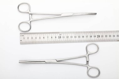 Çelik cerrahi aletler ve laboratuvar ekipmanları beyaz arka planda izole edilmiş. Profesyonel klinik aletleri. Tıbbi, cerrahi, ambulans ve veteriner konsepti. Yumuşak seçici odaklı yakın plan