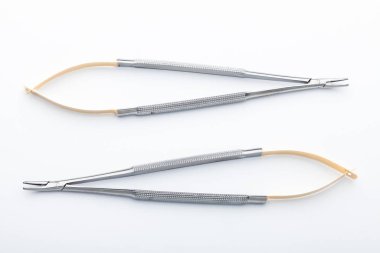 Çelik cerrahi aletler ve laboratuvar ekipmanları beyaz arka planda izole edilmiş. Profesyonel klinik aletleri. Tıbbi, cerrahi, ambulans ve veteriner konsepti. Yumuşak seçici odaklı yakın plan