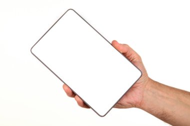 İnsan eli, avucunda boş bir krom ekran olan modern bir akıllı telefonu tutar. Teknoloji ve reklam kavramı. Ayrıntılı yakın çekim stüdyo çekimi soyut beyaz arka planda izole