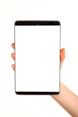 İnsan eli, avucunda boş bir krom ekran olan modern bir akıllı telefonu tutar. Teknoloji ve reklam kavramı. Ayrıntılı yakın çekim stüdyo çekimi soyut beyaz arka planda izole