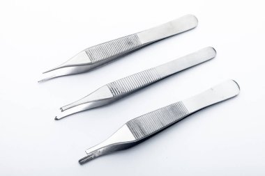 Çelik cerrahi aletler ve laboratuvar ekipmanları beyaz arka planda izole edilmiş. Profesyonel klinik aletleri. Tıbbi, cerrahi, ambulans ve veteriner konsepti. Yumuşak seçici odaklı yakın plan