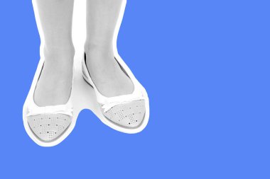 Bayan giysi ayakkabısı. Düşük deri ayakkabılar giyen uzun ince kadın bacakları. Fotokopi alanı olan moda modeli. Klasik ve günlük kıyafet konsepti. Detaylı yakın çekim stüdyo çekimi Magazin tarzı moda kolajı