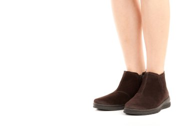 Bayan giysi ayakkabısı. Düşük deri ayakkabılar giyen uzun ince kadın bacakları. Fotokopi alanı olan moda modeli. Klasik ve günlük kıyafet konsepti. Ayrıntılı yakın çekim stüdyo çekimi beyaz arkaplanda izole edildi