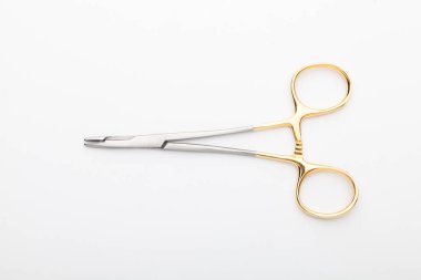 Çelik cerrahi aletler ve laboratuvar ekipmanları beyaz arka planda izole edilmiş. Profesyonel klinik aletleri. Tıbbi, cerrahi, ambulans ve veteriner konsepti. Yumuşak seçici odaklı yakın plan