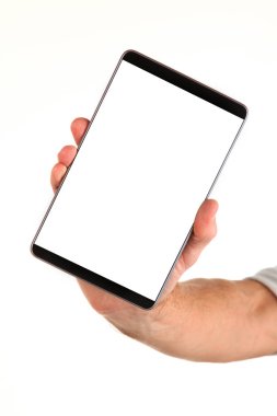 İnsan eli, avucunda boş bir krom ekran olan modern bir akıllı telefonu tutar. Teknoloji ve reklam kavramı. Ayrıntılı yakın çekim stüdyo çekimi soyut beyaz arka planda izole