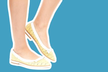 Bayan giysi ayakkabısı. Düşük deri ayakkabılar giyen uzun ince kadın bacakları. Fotokopi alanı olan moda modeli. Klasik ve günlük kıyafet konsepti. Detaylı yakın çekim stüdyo çekimi Magazin tarzı moda kolajı