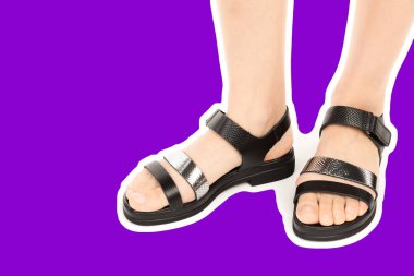 Bayan giysi ayakkabısı. Deri sandalet giyen uzun ince kadın bacakları. Fotokopi alanı olan moda modeli. Klasik ve günlük kıyafet konsepti. Detaylı yakın çekim stüdyo çekimi Magazin tarzı moda kolajı