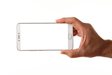 İnsan eli, avucunda boş bir krom ekran olan modern bir akıllı telefonu tutar. Teknoloji ve reklam kavramı. Ayrıntılı yakın çekim stüdyo çekimi soyut beyaz arka planda izole