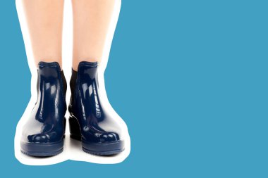 Bayan giysi ayakkabısı. Lastik çizme giyen uzun ince kadın bacakları. Fotokopi alanı olan moda modeli. Klasik ve günlük kıyafet konsepti. Ayrıntılı yakın çekim stüdyo çekimi. Dergi tarzı moda kolajı