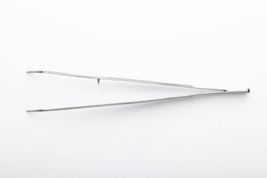 Çelik cerrahi aletler ve laboratuvar ekipmanları beyaz arka planda izole edilmiş. Profesyonel klinik aletleri. Tıbbi, cerrahi, ambulans ve veteriner konsepti. Yumuşak seçici odaklı yakın plan